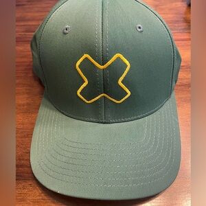 Green fitted European golf hat.